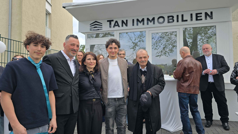 Duisburg’da emlak ofisine görkemli açılış