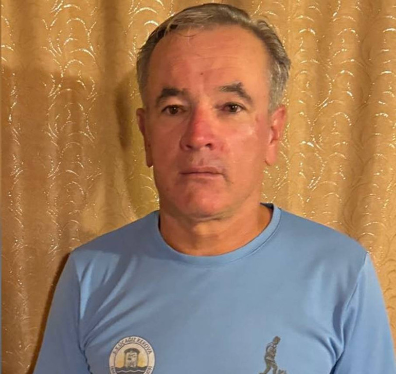  Öğretmen, aynı sınıftaki kızı için öğrencileri aşağı çekti