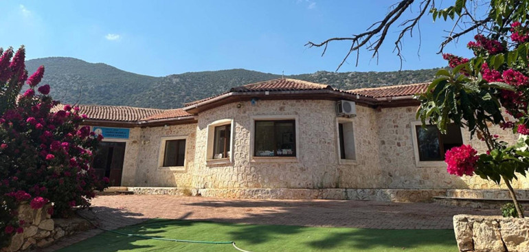  Öğretmen, aynı sınıftaki kızı için öğrencileri aşağı çekti