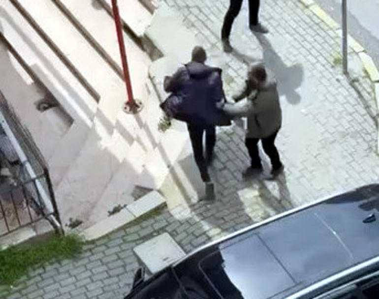 Ters yönden girdi, tartışma çıkardı, araya giren mahalle sakininin üzerine yürüdü