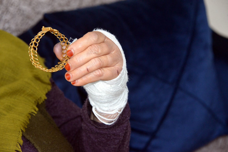  Annem paket gönderdi deyip evine girdi, bıçak zoruyla altınlarını çaldı