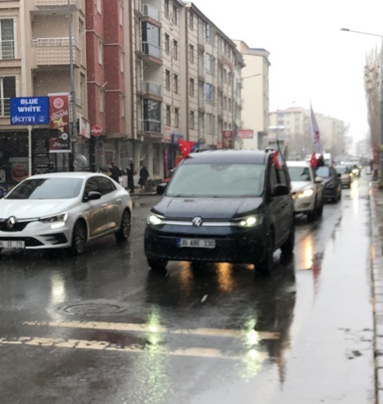 İrana destek için konvoy oluşturup kentte tur attılar