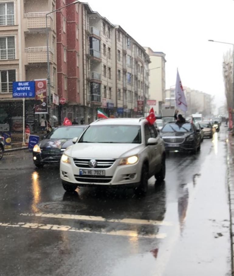 İrana destek için konvoy oluşturup kentte tur attılar