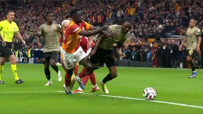 Galatasaray-Kocaelispor maçında tartışılan penaltı pozisyonunu yorumladılar Eski hakemler kararını verdi