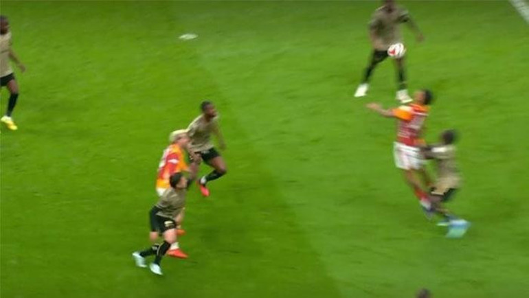 Galatasaray-Kocaelispor maçında tartışılan penaltı pozisyonunu yorumladılar Eski hakemler kararını verdi