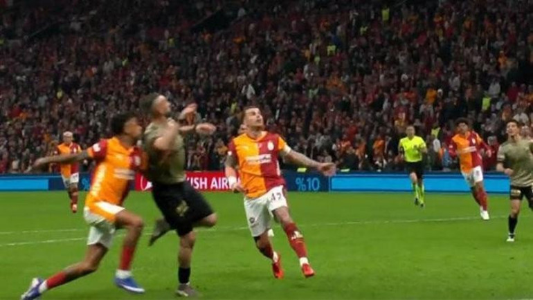 Galatasaray-Kocaelispor maçında tartışılan penaltı pozisyonunu yorumladılar Eski hakemler kararını verdi