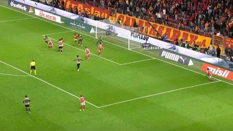 Galatasaray-Kocaelispor maçında tartışılan penaltı pozisyonunu yorumladılar Eski hakemler kararını verdi