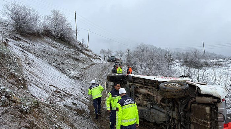 Hasta taşıyan ambulans, uçuruma yuvarlandı: 1 ölü, 4 yaralı