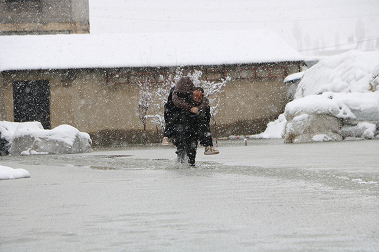 Bir aydır böyle götürüyor 100 metre boyunca suyun içinden geçmek zorundayım