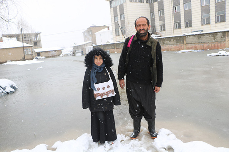 Bir aydır böyle götürüyor 100 metre boyunca suyun içinden geçmek zorundayım