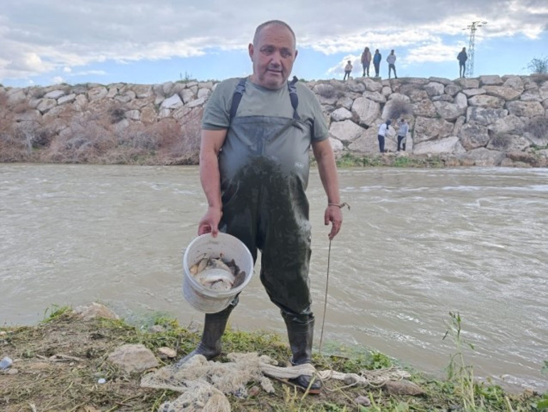  Yağışlardan sonra coştu, vatandaşlar balık tutmaya başladı