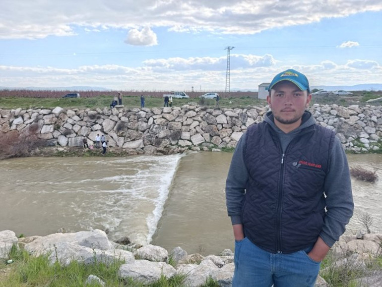  Yağışlardan sonra coştu, vatandaşlar balık tutmaya başladı