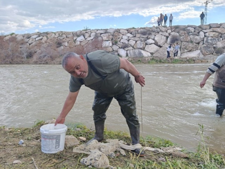  Yağışlardan sonra coştu, vatandaşlar balık tutmaya başladı