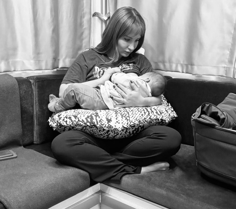 Ünlü oyuncu hamilelik sonrası yapılan çirkin yorumlara sessiz kalmadı