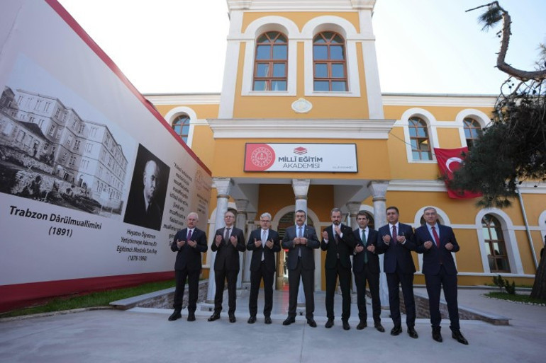  7 ilde 12 merkezde başladı | Milli Eğitim Akademisindeki ilk dersi Bakan Tekin verdi... Öğretmenler bu merkezlerde yetişecek