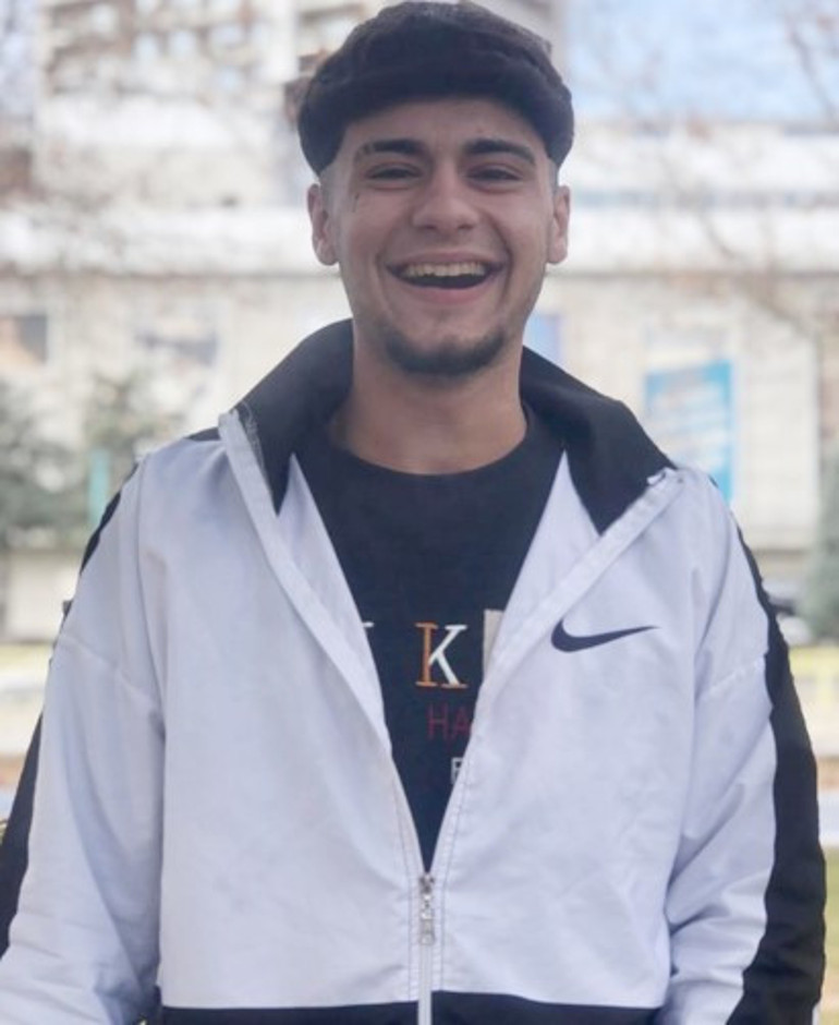  Görünce dayanamadım, bıçağı çıkardım