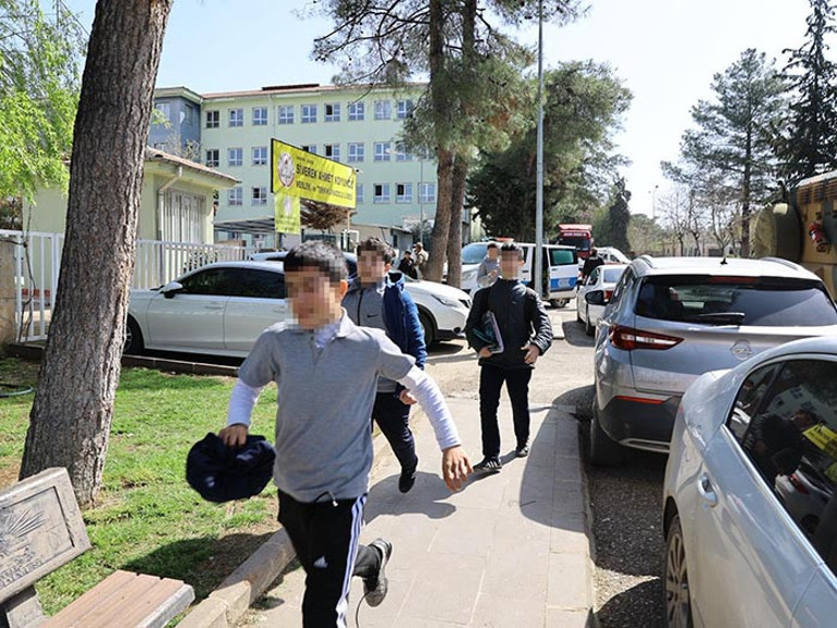 Son dakika... Siverekte lise önünde silah sesleri: Yaralılar var | Vali: Olayı bütün yönleriyle araştırıyoruz, saldırgan hayatına son verdi