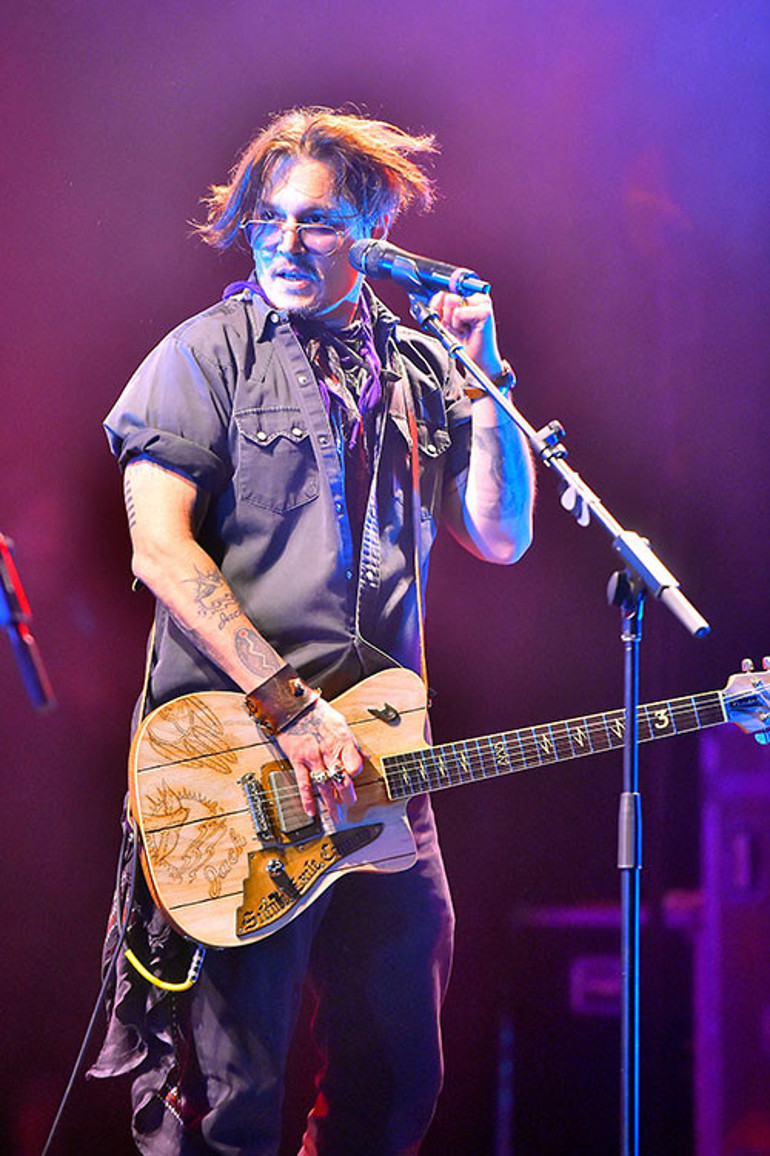  Hayatının altın çağında kalıcı bir ilişki arıyor... Bu yaşta sevgili peşinde koşacağıma gitar çalarım, daha iyi