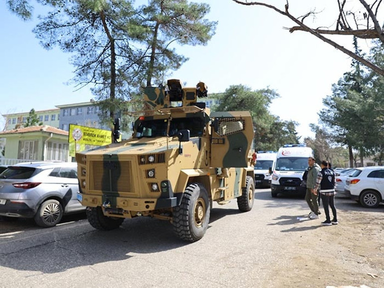Son dakika... Siverekte lise önünde silah sesleri: Yaralılar var Vali: Saldırgan hayatına son verdi | Görüntüler ortaya çıktı: Hazır olun diye mesaj atmış