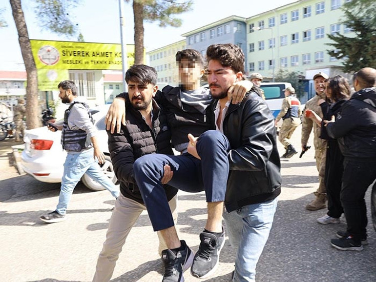 Son dakika... Siverekte lise önünde silah sesleri: Yaralılar var Vali: Saldırgan hayatına son verdi | Görüntüler ortaya çıktı: Hazır olun diye mesaj atmış