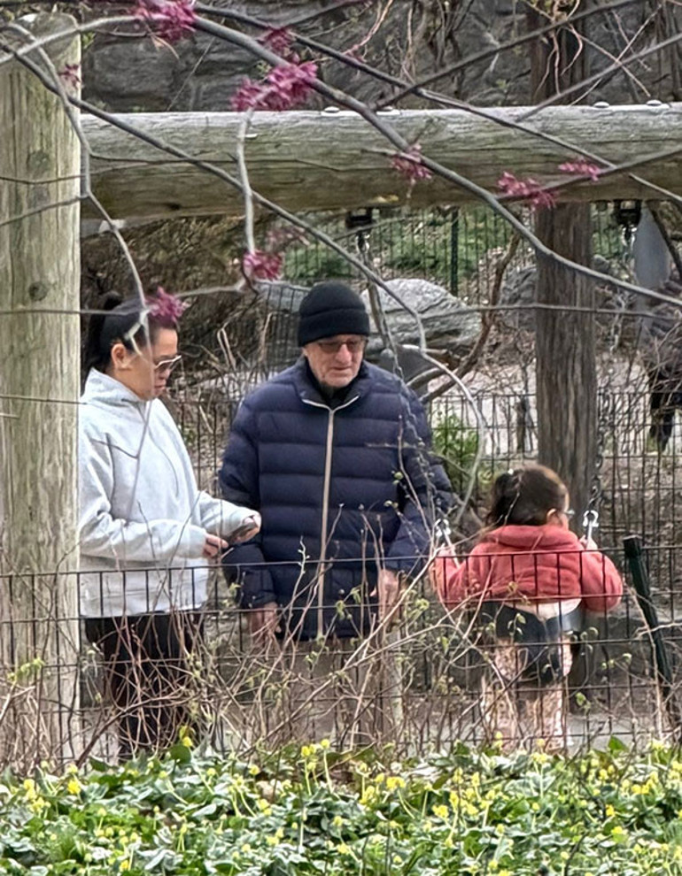 82 yaşındaki efsane oyuncu 3 yaşındaki kızı için çocuk parklarını mesken tuttu