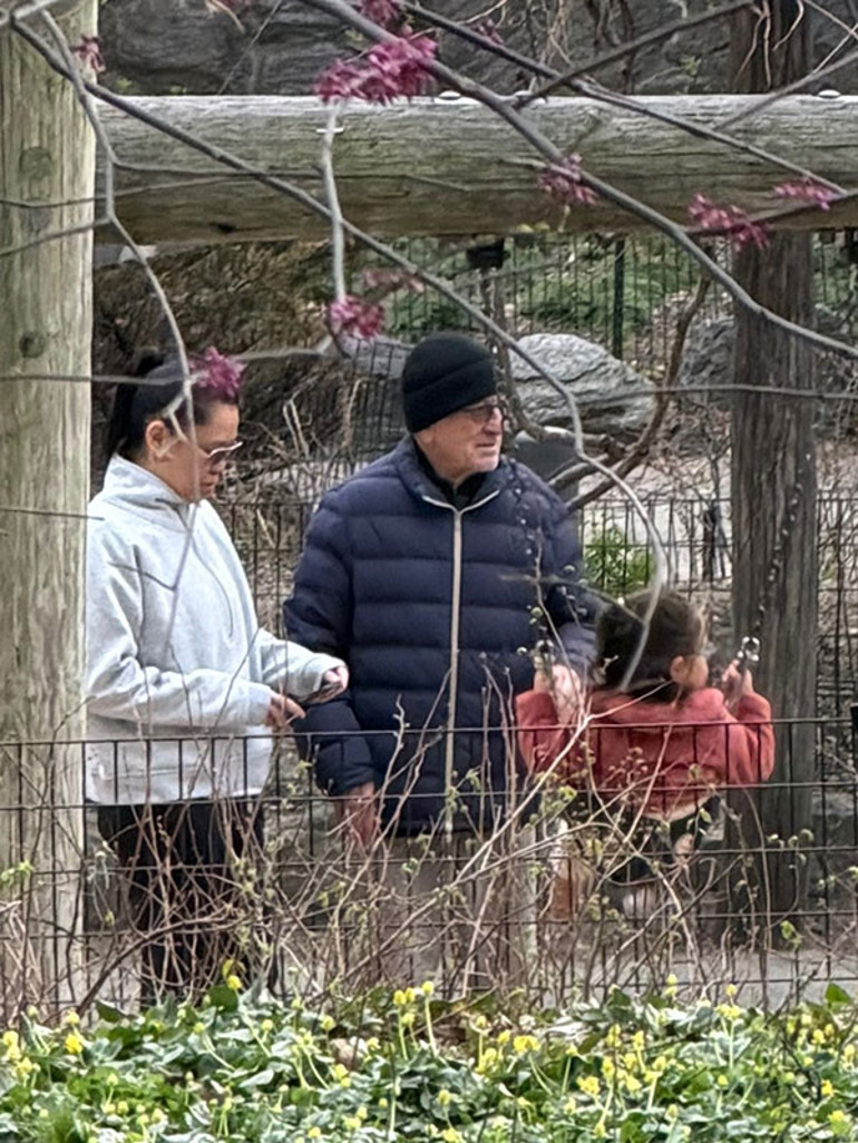 82 yaşındaki efsane oyuncu 3 yaşındaki kızı için çocuk parklarını mesken tuttu