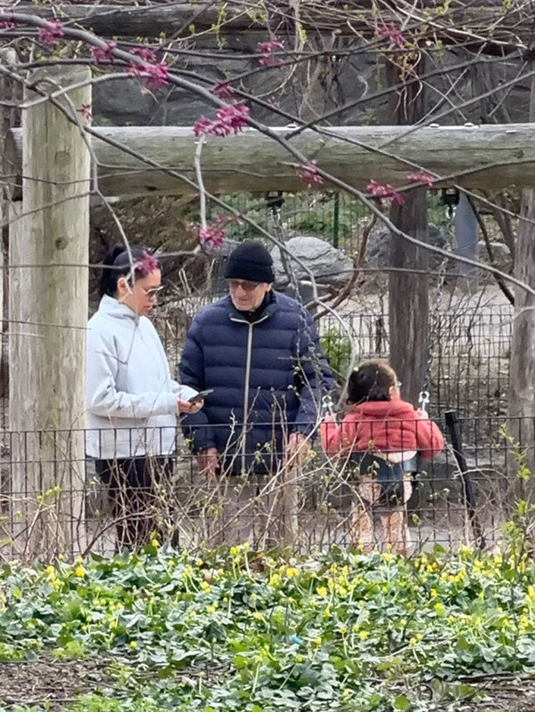 82 yaşındaki efsane oyuncu 3 yaşındaki kızı için çocuk parklarını mesken tuttu