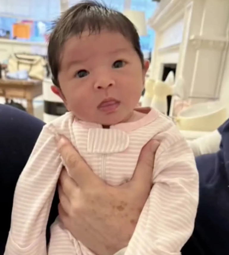 82 yaşındaki efsane oyuncu 3 yaşındaki kızı için çocuk parklarını mesken tuttu