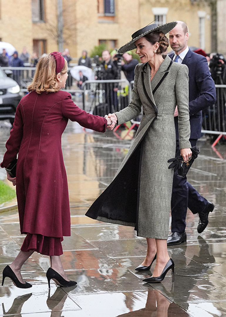 Yaz sıcağında ter içinde kalsa bile yasak... Hanım hanımcık olmak kolay mı sandınız O kalın mantonun içine ne giydiğini kimse göremeyecek
