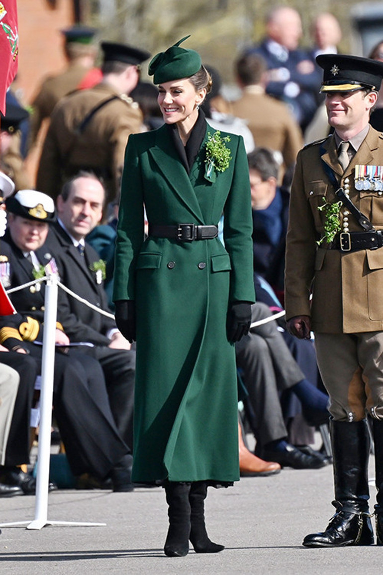 Yaz sıcağında ter içinde kalsa bile yasak... Hanım hanımcık olmak kolay mı sandınız O kalın mantonun içine ne giydiğini kimse göremeyecek