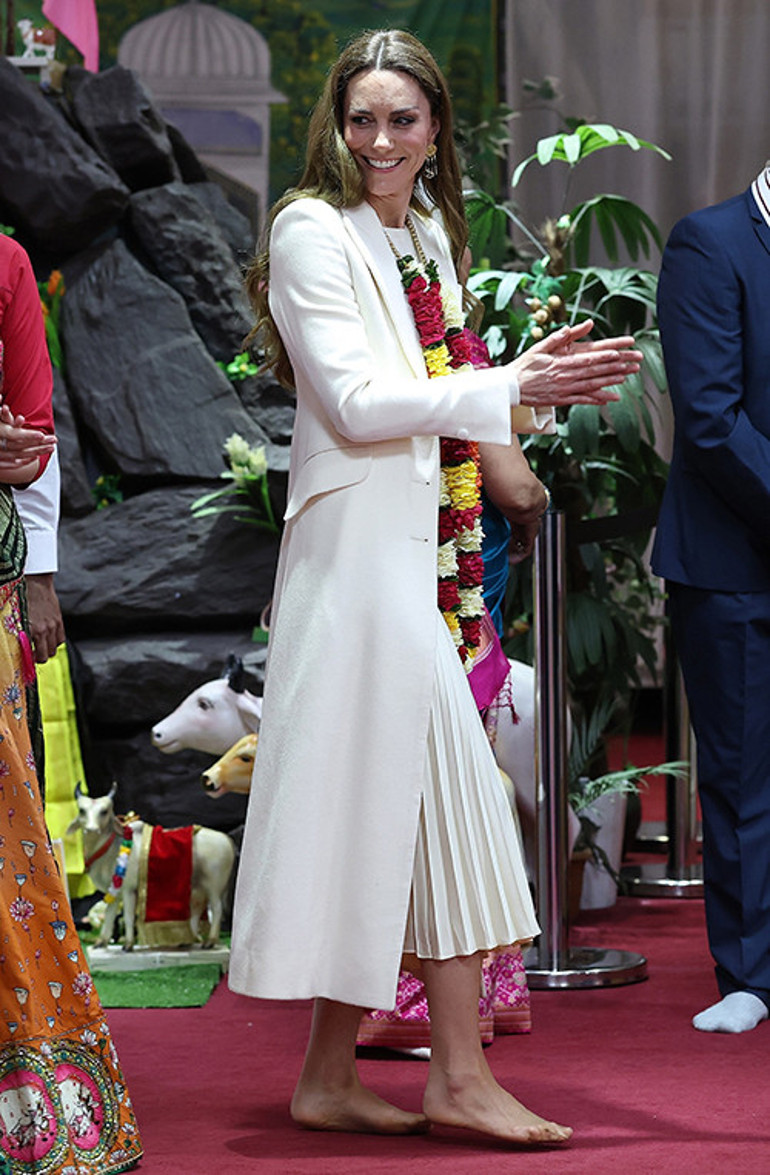 Yaz sıcağında ter içinde kalsa bile yasak... Hanım hanımcık olmak kolay mı sandınız O kalın mantonun içine ne giydiğini kimse göremeyecek