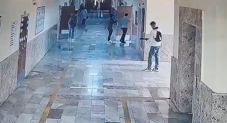 Son dakika... Siverekte lise önünde silah sesleri: Yaralılar var Vali: Saldırgan hayatına son verdi | Görüntüler ortaya çıktı: Hazır olun diye mesaj atmış