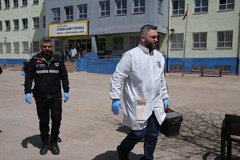 Son dakika... Siverekte lise önünde silah sesleri: Yaralılar var Vali: Saldırgan hayatına son verdi | Görüntüler ortaya çıktı: Hazır olun diye mesaj atmış