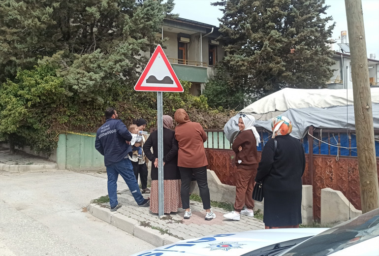 Konyada 3.2 büyüklüğündeki depremin ardından 2 bina tahliye edildi Büyük çatlaklar oluştu