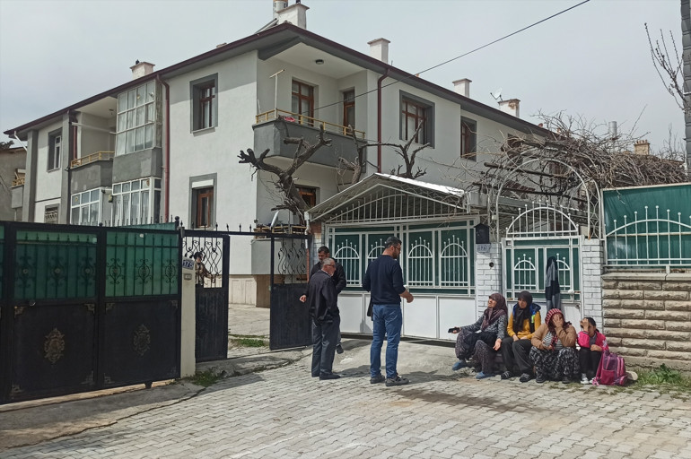 Konyada 3.2 büyüklüğündeki depremin ardından 2 bina tahliye edildi Büyük çatlaklar oluştu