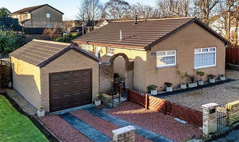  Paraları kasaya sakladı, en ucuzundan iki odalı ev aldı