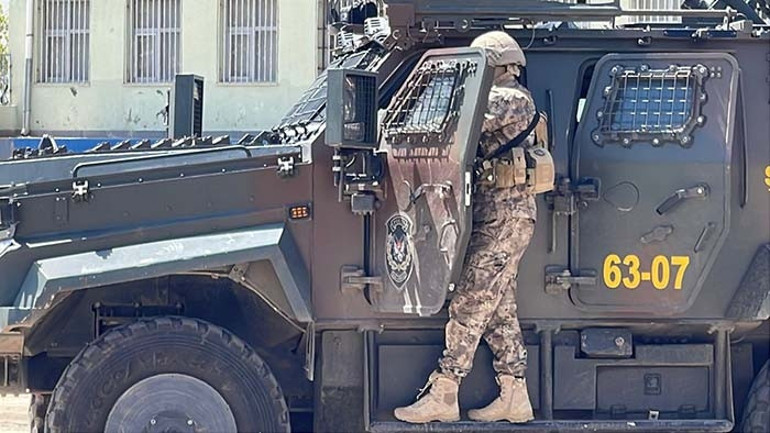 Son dakika... Siverekte lise önünde silah sesleri: Yaralılar var Vali: Saldırgan hayatına son verdi | Görüntüler ortaya çıktı: Hazır olun diye mesaj atmış