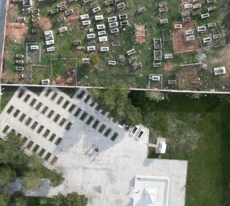 Mezarlardaki detay tartışma konusu oldu | Şehitlerin kabri ile sivillerin kabri farklı... Kazdıkları sırada yapılan hata sebep oluyor