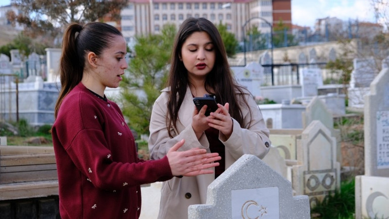 Mezarlardaki detay tartışma konusu oldu | Şehitlerin kabri ile sivillerin kabri farklı... Kazdıkları sırada yapılan hata sebep oluyor