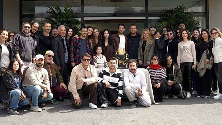 Murat Yıldırım için sürpriz kutlama Sette yeni yaş, yeni heyecan