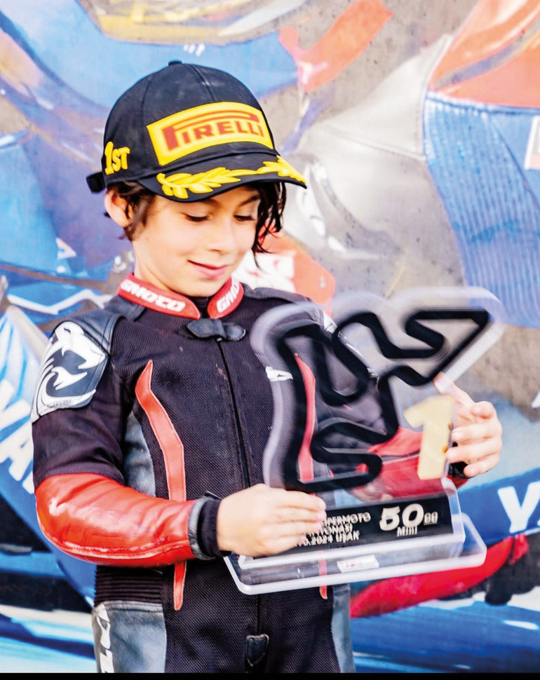 Babadan oğula şampiyonluk... 7 yaşında pistlerin tozunu atıyor