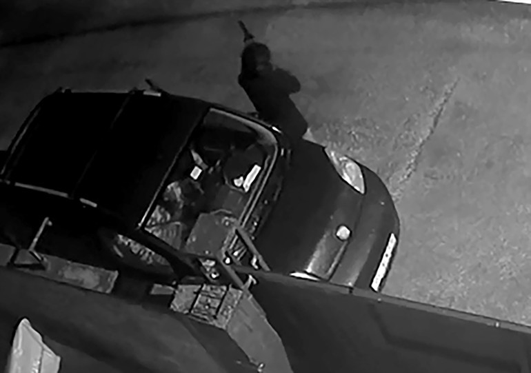 Adanada yüzünü kaskla gizleyen şüpheli, pompalı tüfekle eve ateş açıp kaçtı