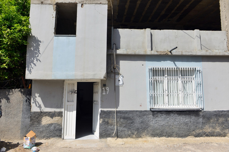 Adanada yüzünü kaskla gizleyen şüpheli, pompalı tüfekle eve ateş açıp kaçtı