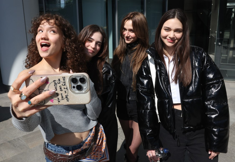 Daha On Yedinin gençlerinden ilk selfieler