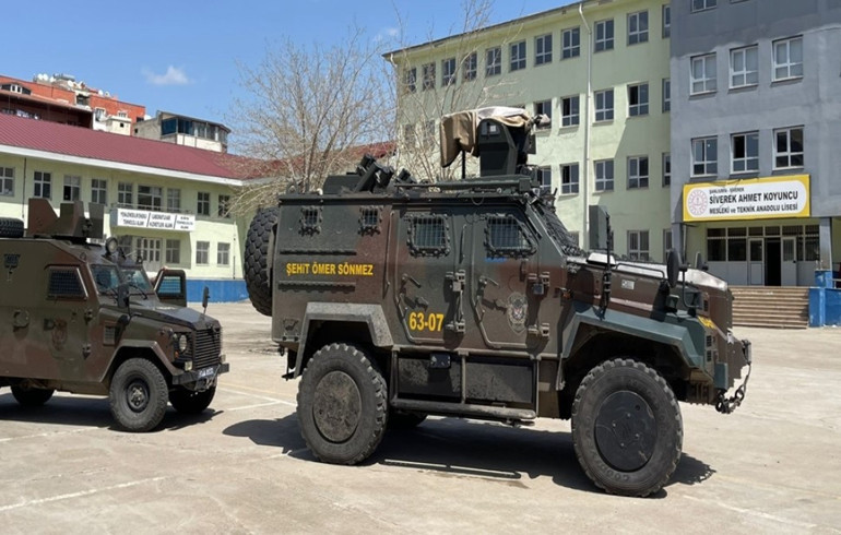 Şanlıurfada okul basıp 16 kişiyi yaralamıştı... Saldırgan gece yarısı defnedildi, aile ilçeyi terk etti