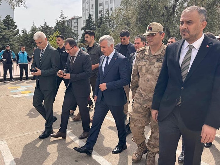 Son dakika... Kahramanmaraşta ortaokulda silahlı saldırı: 9 can kaybı, çok sayıda yaralı