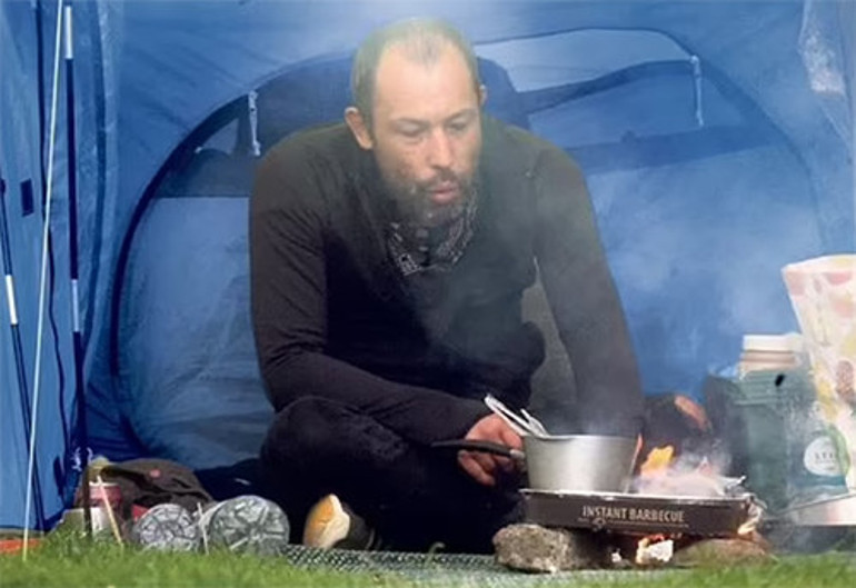 Ünlü şarkıcı servetinin keyfini sürüyor... Ağabeyi sokaklarda dileniyor İki kardeş, iki farklı hayat