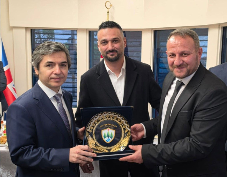 Türk diplomatlar Pekünlüler Derneğinin kahvaltısında buluştu