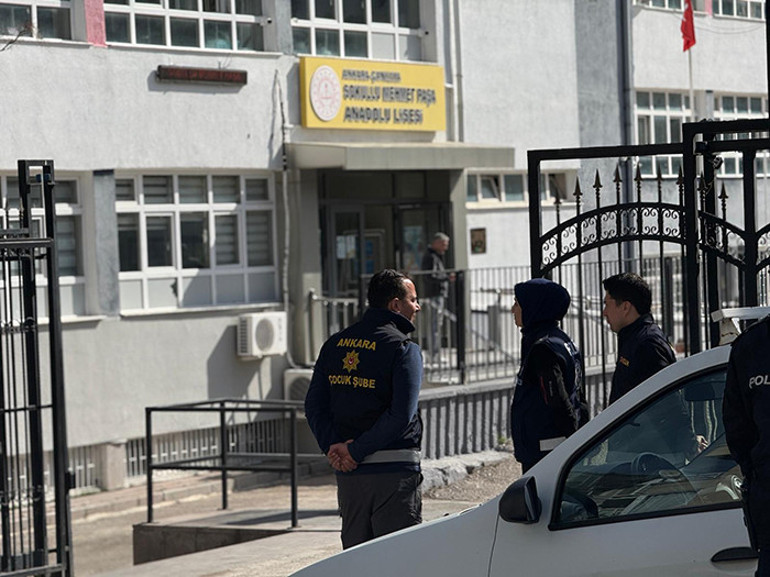  Okul önlerinde en az iki emniyet personeli görevlendirildi