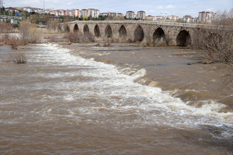 Türkiyenin en uzun nehrinde sevindiren görüntü: 10 yıl sonra en yüksek seviyede